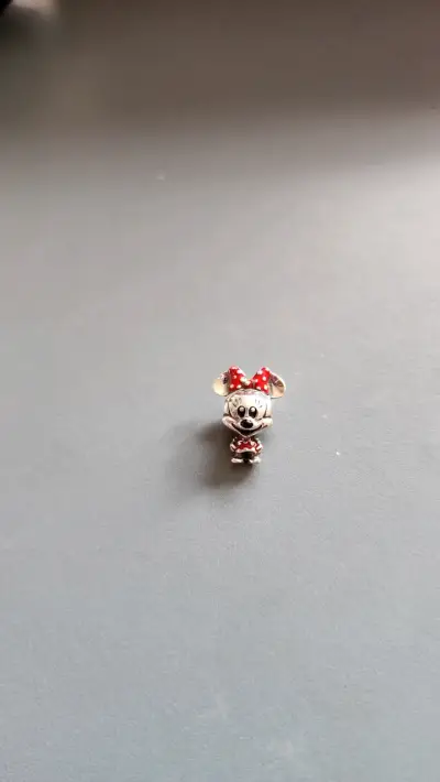 Charm de Minnie Mouse en plata y esmalte - miniatura 3