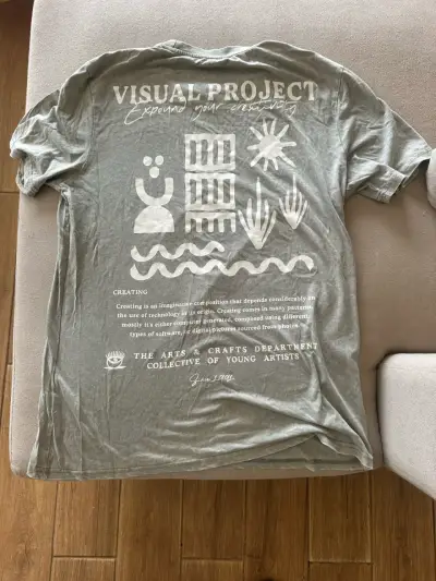 Polera gris con diseño gráfico Visual Project - miniatura 1
