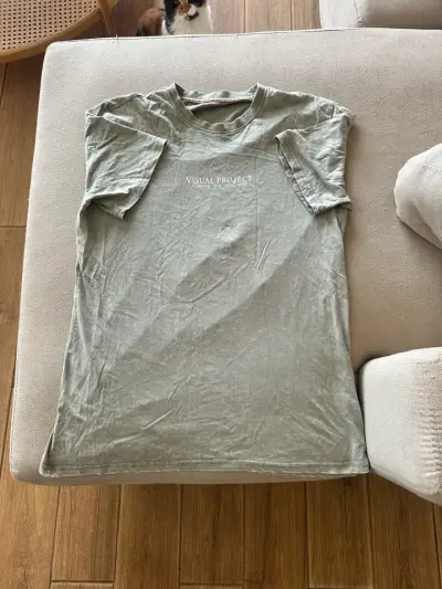 Polera gris con diseño gráfico Visual Project - miniatura 2