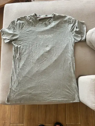 Polera gris con diseño gráfico Visual Project - miniatura 3