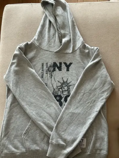 Polerón gris con capucha y diseño NY - miniatura 1