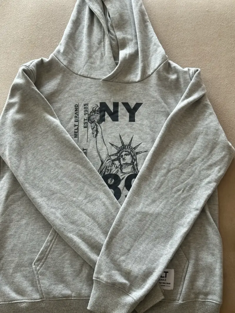 Polerón gris con capucha y diseño NY - 2