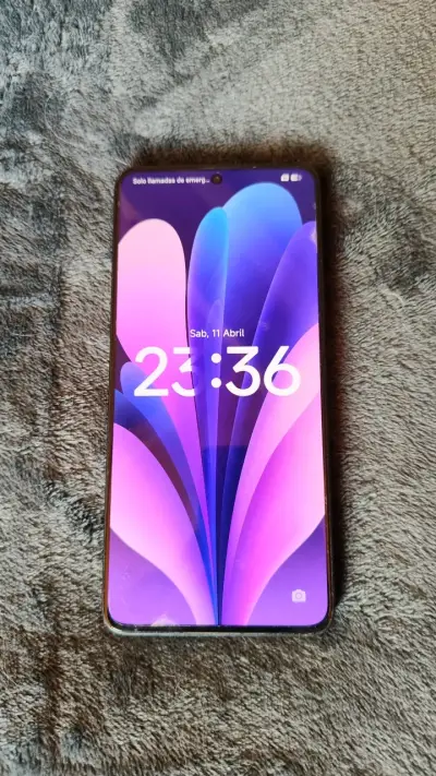 Smartphone moderno con pantalla AMOLED - miniatura 1