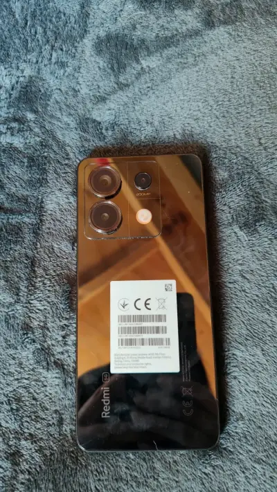 Smartphone moderno con pantalla AMOLED - miniatura 2