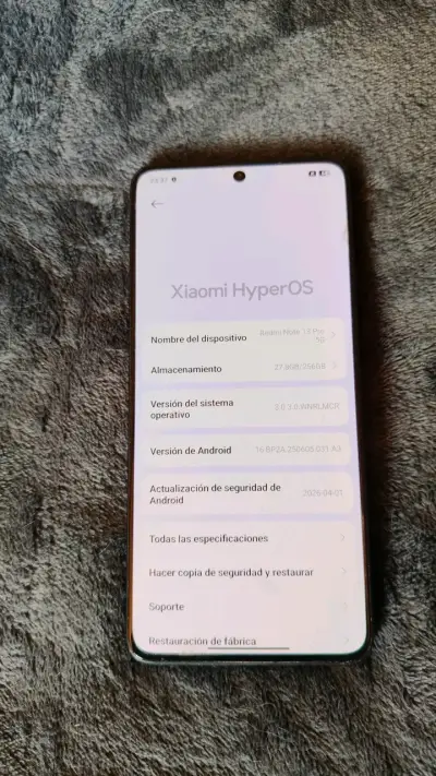 Smartphone moderno con pantalla AMOLED - miniatura 4