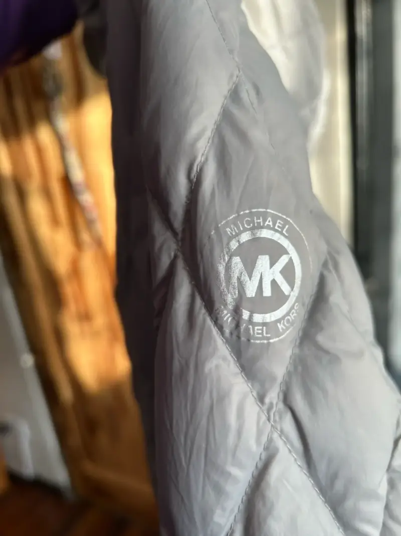 Chaqueta acolchada gris con capucha MICHAEL KORS - 3