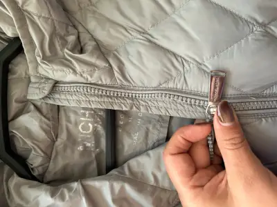 Chaqueta acolchada gris con capucha MICHAEL KORS - miniatura 4