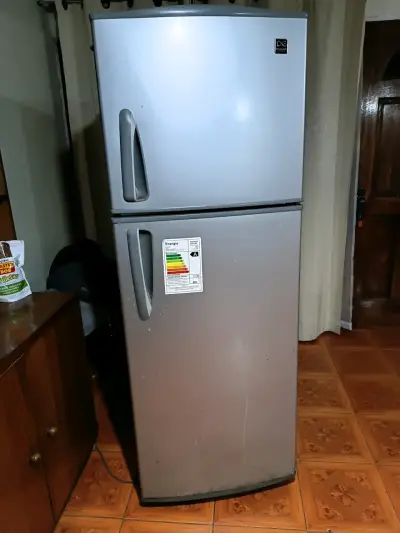 Refrigerador Daewoo de dos puertas plateado - miniatura 1