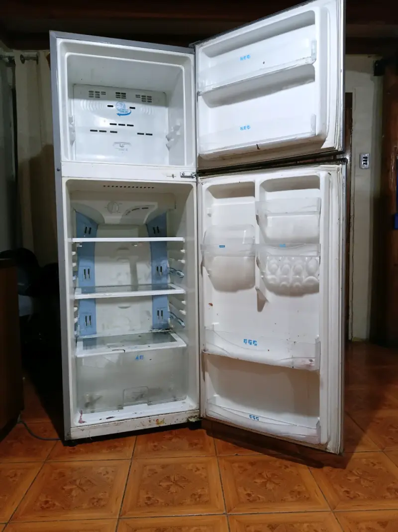 Refrigerador Daewoo de dos puertas plateado - 2