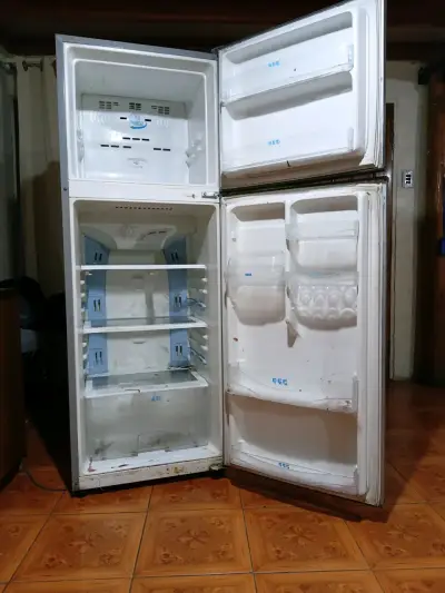 Refrigerador Daewoo de dos puertas plateado - miniatura 2