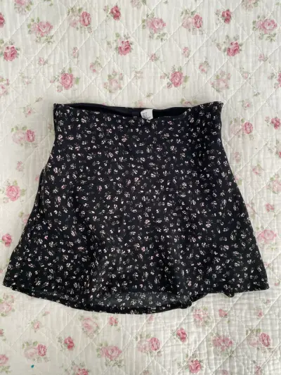 falda negra floreada h&m - miniatura 1
