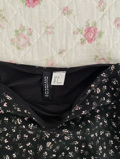 falda negra floreada h&m - miniatura 2