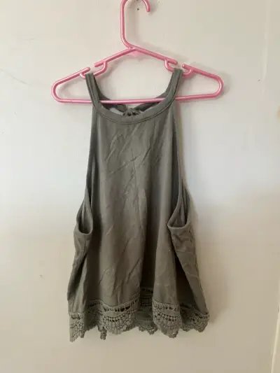 Blusa sin mangas verde con encaje - miniatura 1
