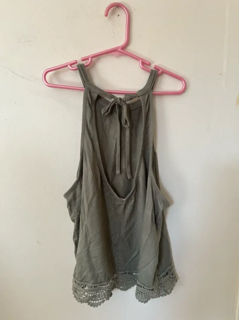 Blusa sin mangas verde con encaje - 2