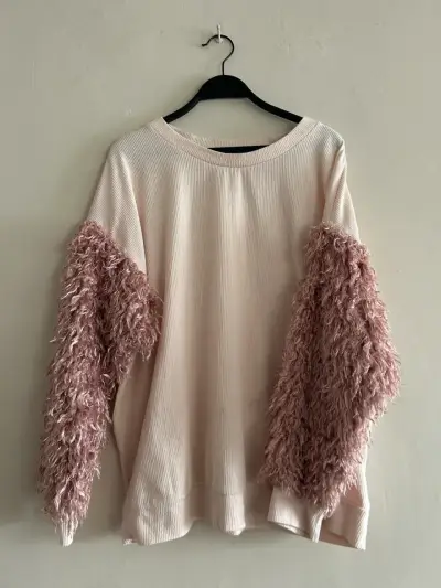Suéter rosado BERSHKA con mangas de felpa rosa - miniatura 1