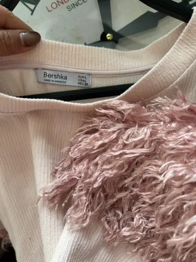 Suéter rosado BERSHKA con mangas de felpa rosa - miniatura 2