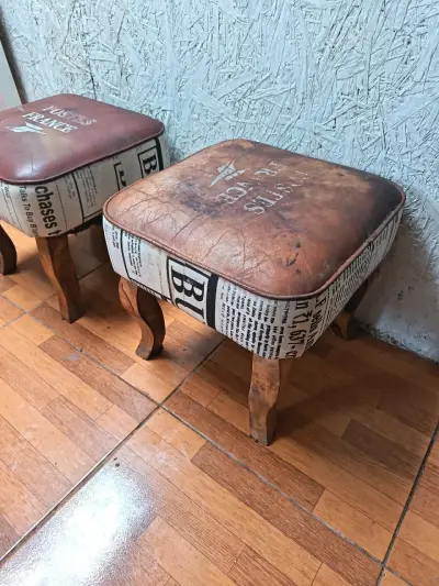 Sitiales uretes vintage de cuero y madera - miniatura 1