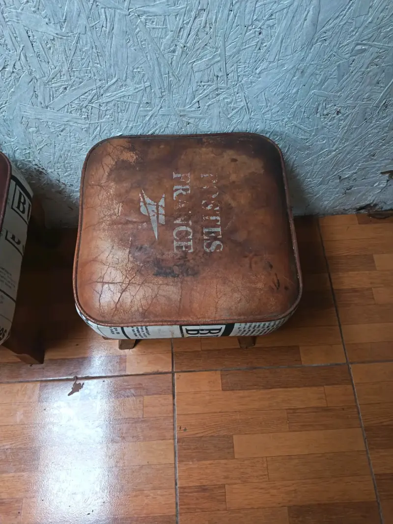 Sitiales uretes vintage de cuero y madera - 2