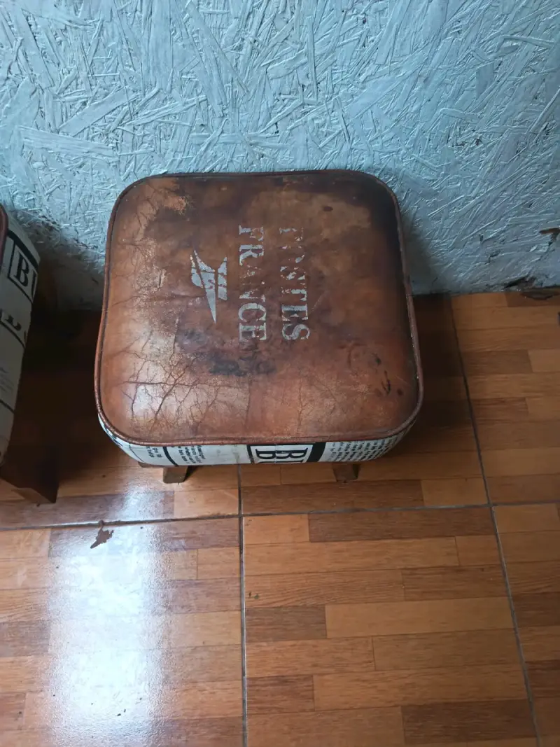 Sitiales uretes vintage de cuero y madera - 4