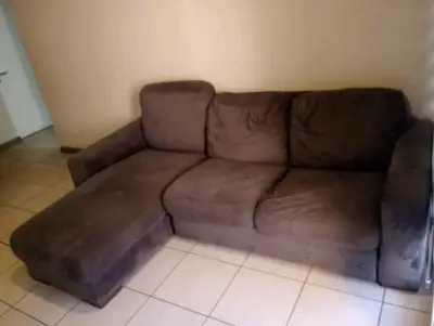 Sofá seccional de tela marrón en buen estado - miniatura 1