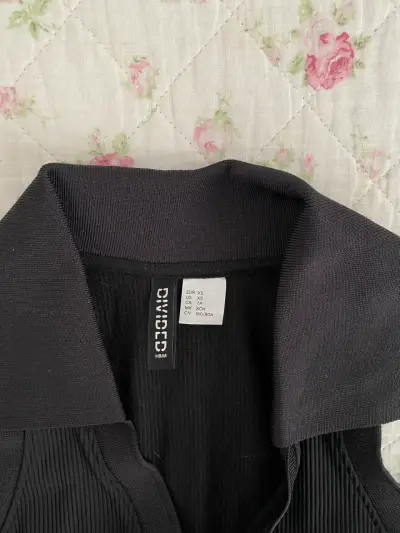 vestido negro h&m - miniatura 2