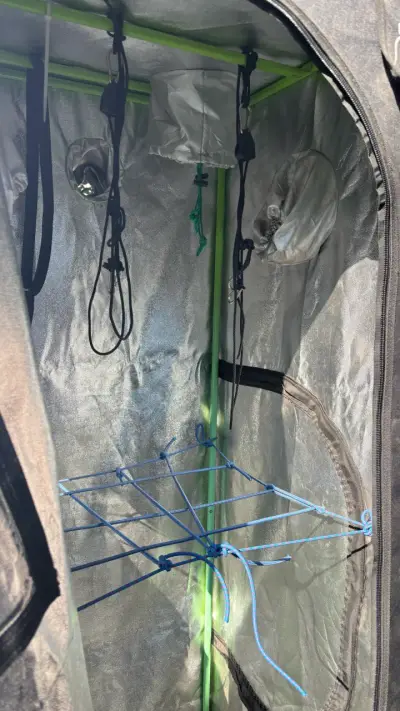Carpa de cultivo interior con estructura metálica - miniatura 1