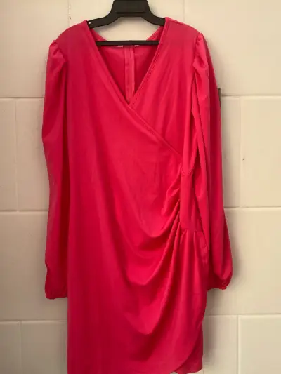Vestido fucsia con diseño cruzado - miniatura 1