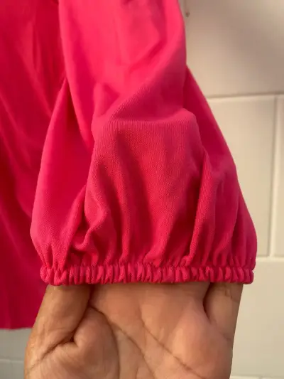 Vestido fucsia con diseño cruzado - miniatura 2