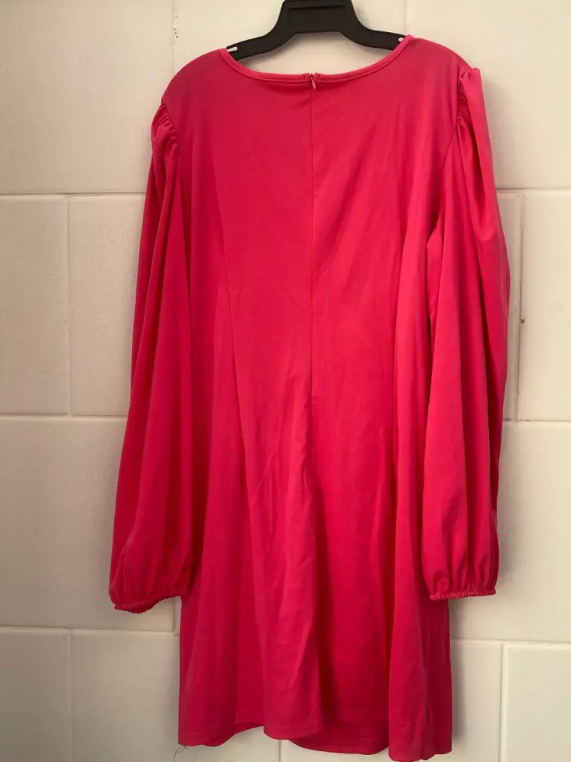 Vestido fucsia con diseño cruzado - 3