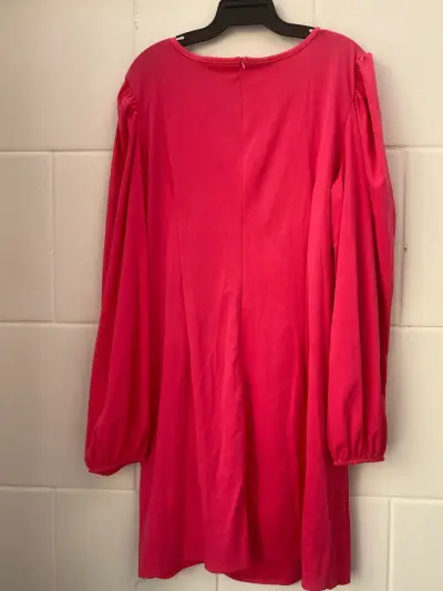 Vestido fucsia con diseño cruzado - miniatura 3