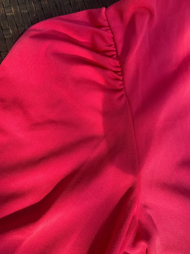 Vestido fucsia con diseño cruzado - 4
