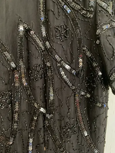 Vestido de noche negro con lentejuelas - miniatura 4