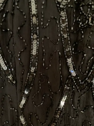 Vestido de noche negro con lentejuelas - miniatura 6
