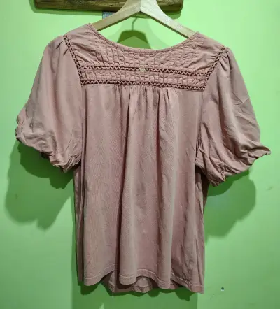 Blusa rosa con detalles plisados - miniatura 1