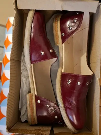 Zapatos de cuero burdeos con tachas - miniatura 1