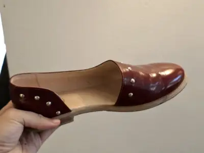 Zapatos de cuero burdeos con tachas - miniatura 2
