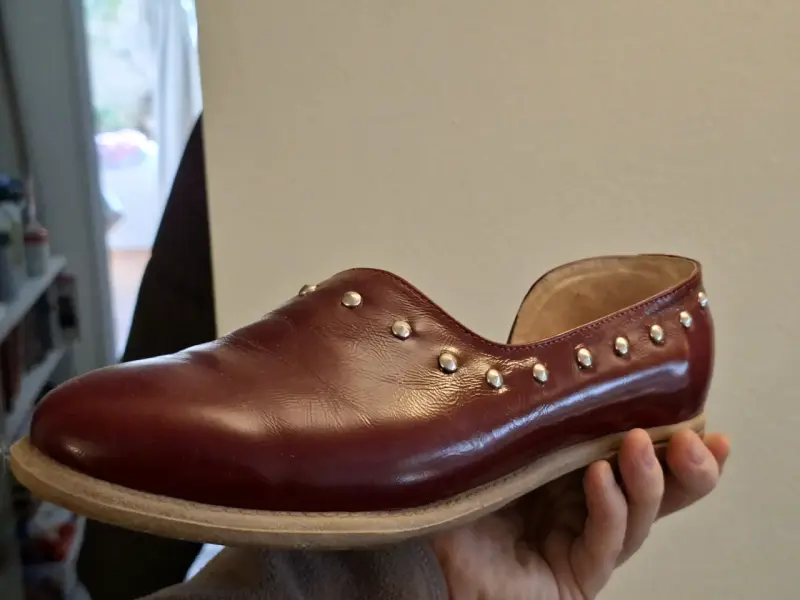 Zapatos de cuero burdeos con tachas - 3