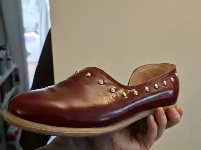 Zapatos de cuero burdeos con tachas - miniatura 3