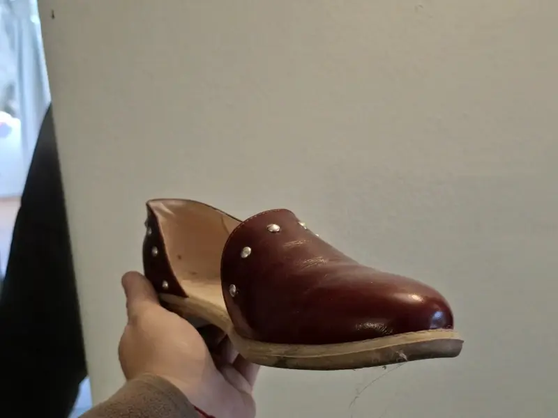Zapatos de cuero burdeos con tachas - 4