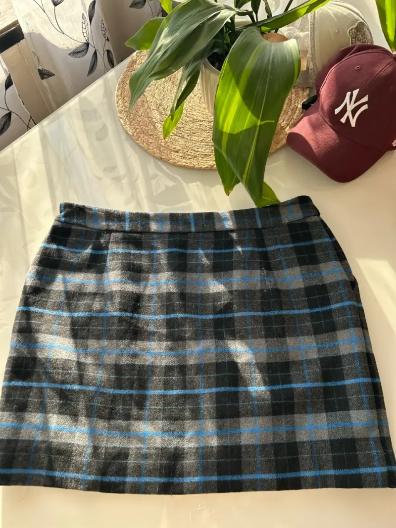 Falda corta a cuadros gris y azul - 3