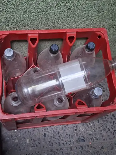 Caja de botellas plásticas reutilizables - miniatura 1