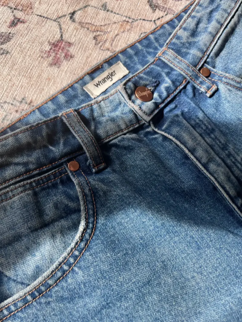 Jeans Wrangler desgastados azul clásico - 2