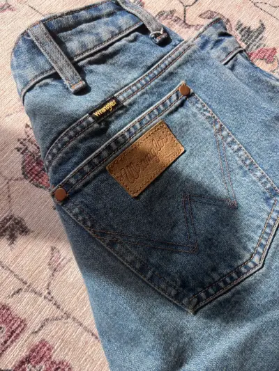 Jeans Wrangler desgastados azul clásico - miniatura 3