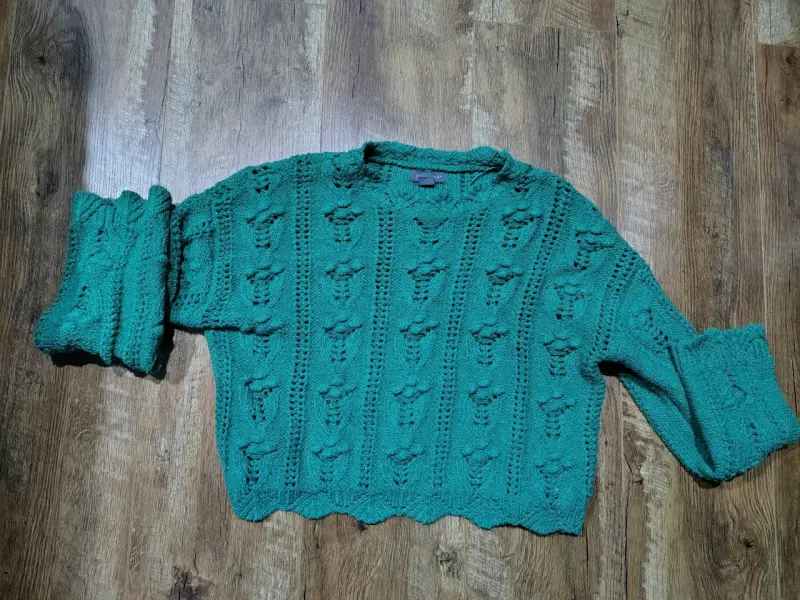 Suéter verde con diseño calado - 2