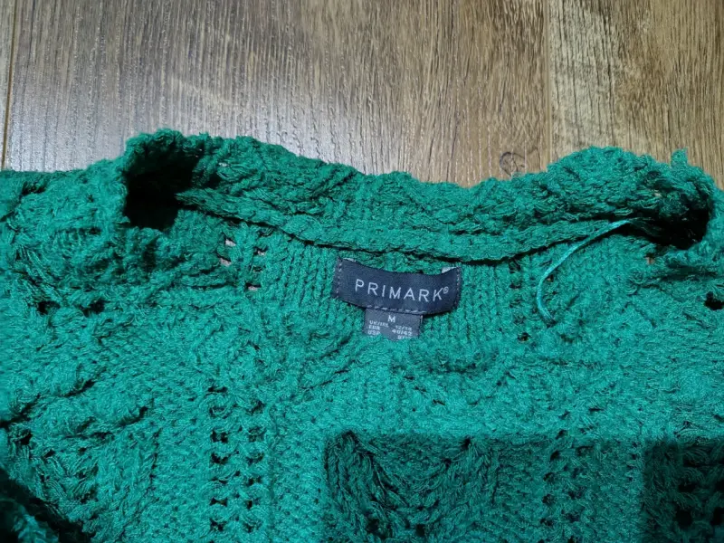 Suéter verde con diseño calado - 3