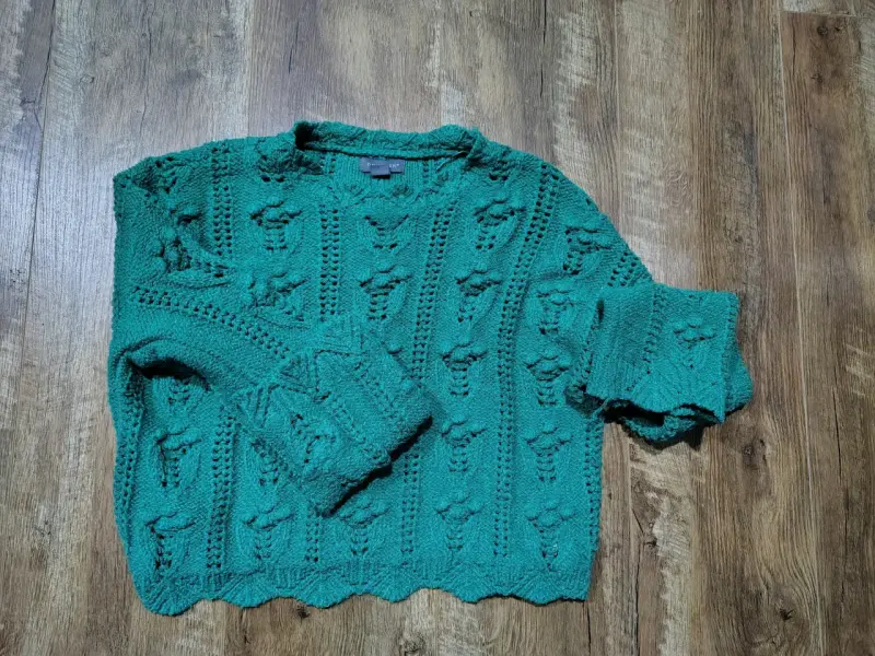 Suéter verde con diseño calado - 4
