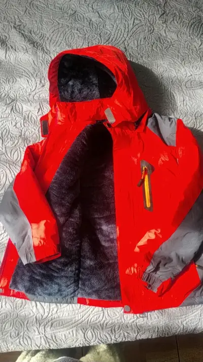 Chaqueta impermeable roja con capucha - miniatura 1