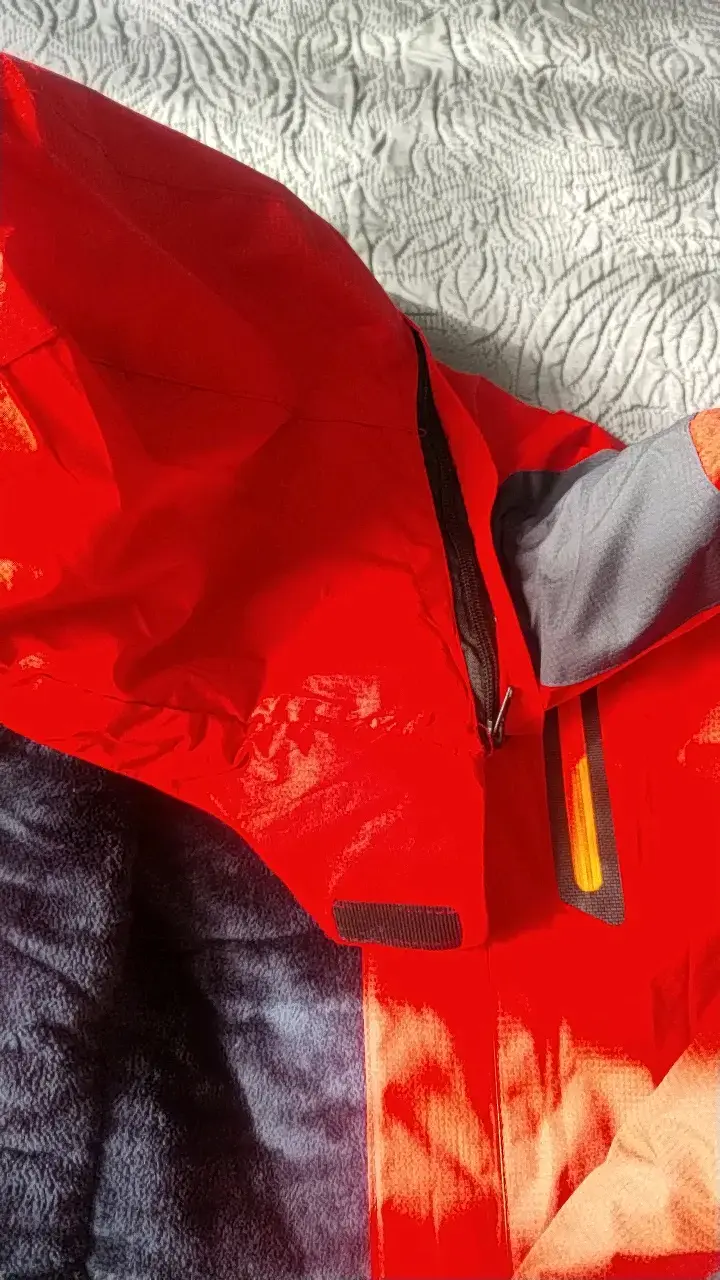 Chaqueta impermeable roja con capucha - 2