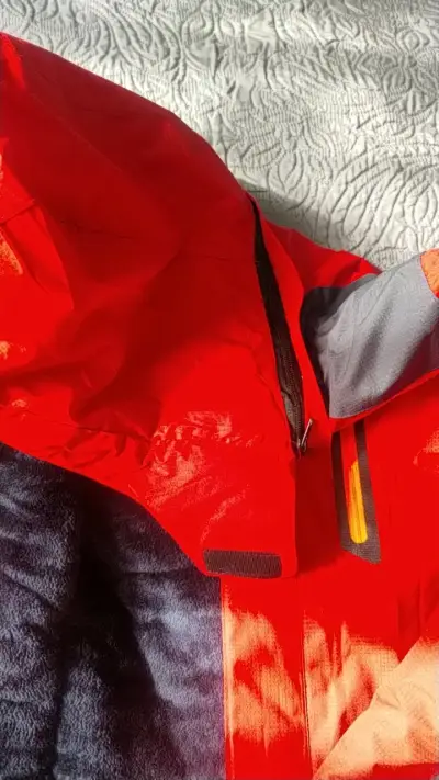 Chaqueta impermeable roja con capucha - miniatura 2