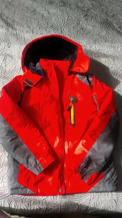 Chaqueta impermeable roja con capucha - miniatura 3